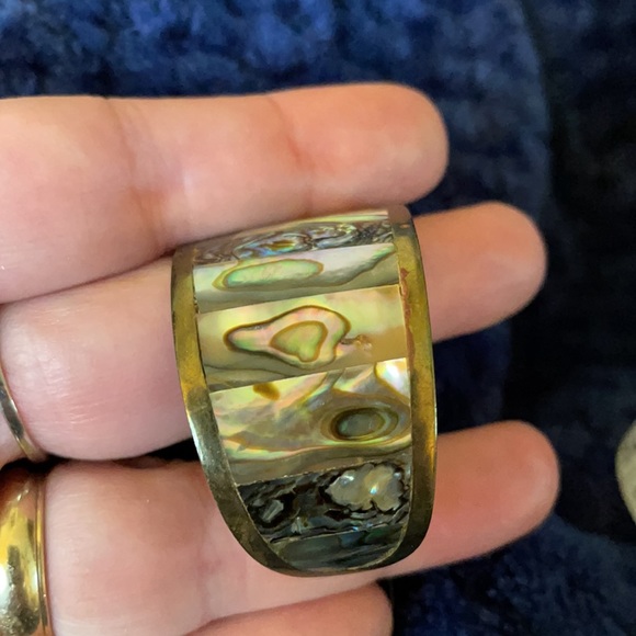 Vintage gold-tone metal and abalone cuff bracelet - Picture 3 of 4
